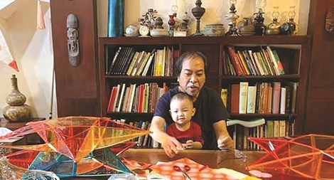 Người nhìn thấy sóng ở dưới đáy sông