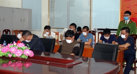 Bắt 24 con bạc sát phạt giữa mùa dịch, tạm giữ hơn 700 triệu đồng