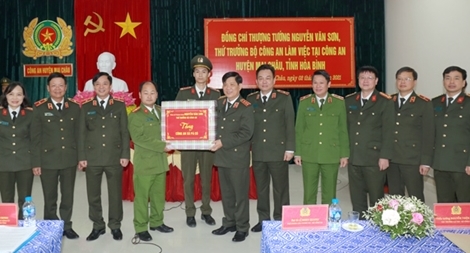 Thứ trưởng Nguyễn Văn Sơn làm việc tại Công an huyện Mai Châu