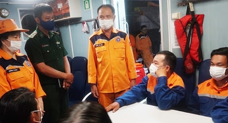 Đề xuất tiêm vaccine COVID-19 cho thuyền viên Việt Nam mắc kẹt trên biển