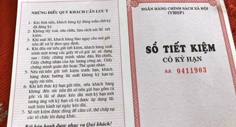 Đoàn thanh niên Công an tặng sổ tiết kiệm cho hộ gia đình chính sách