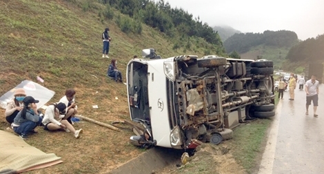 Xe khách chở Hội phụ nữ xã lật ở Sơn La, 2 người thương vong