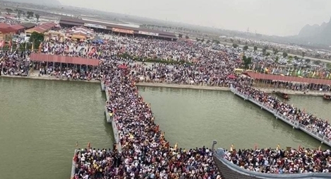 Đám đông hay câu chuyện: Khi mình còn chẳng tin mình