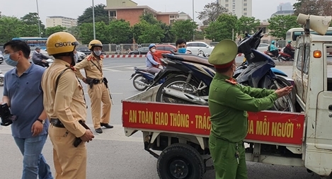 Xử lý xe ôm vi phạm dừng đỗ