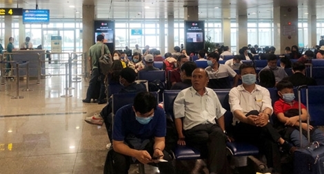 Bay sớm, về muộn, giá vé không hề rẻ