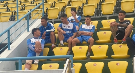 Cầu thủ Than Quảng Ninh trong cái “đói”