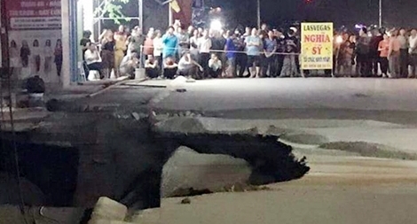 Khoan giếng xuất hiện hố “tử thần”, sơ tán 20 hộ dân