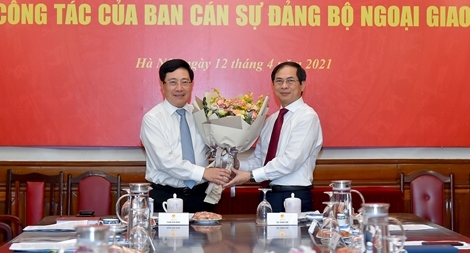 Hội nghị bàn giao nhiệm vụ Bộ trưởng Bộ Ngoại giao