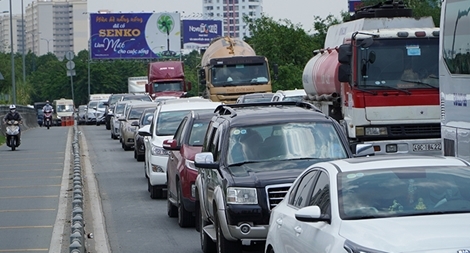 Nhức nhối tình trạng ùn tắc mà không xả trạm thu phí
