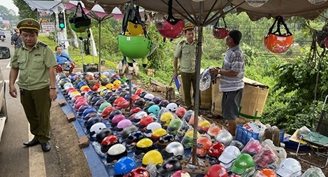 Nhiều cơ sở bán mũ bảo hiểm không rõ nguồn gốc