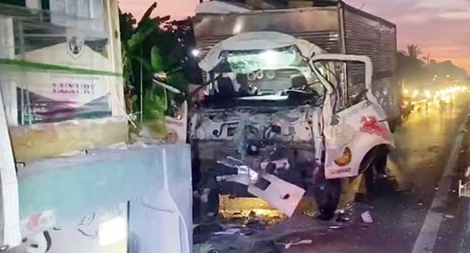 Xe tải tông xe đầu kéo, người phụ nữ kẹt trong cabin tử vong