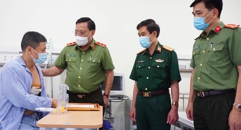 Khen thưởng tài xế taxi dũng cảm bắt giữ đối tượng giết người, trốn truy nã 