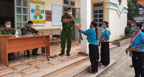 Đẩy mạnh công tác cấp CCCD kết hợp tuyên truyền, thu hồi vũ khí và vật liệu nổ