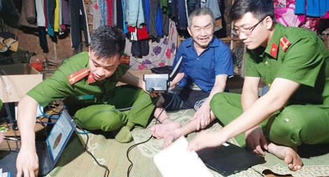 Bông hoa nở giữa đại ngàn