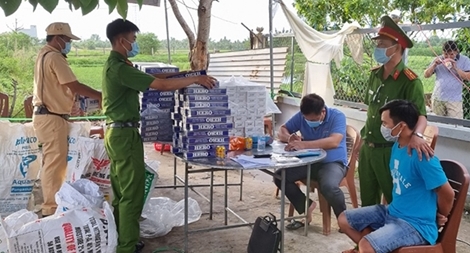 Đưa gần 5.000 bao thuốc lá lậu qua chốt kiểm dịch