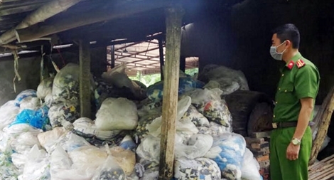 Ngăn chặn 13,5 tấn rác găng tay y tế chuẩn bị "tái chế"