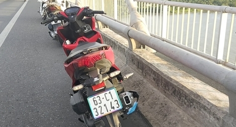 Để lại xe và dép trên cầu Rạch Miễu rồi lao xuống sông Tiền