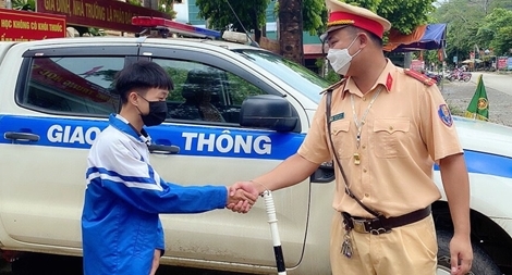 Đến tận nhà chở thí sinh ngủ quên kịp giờ thi