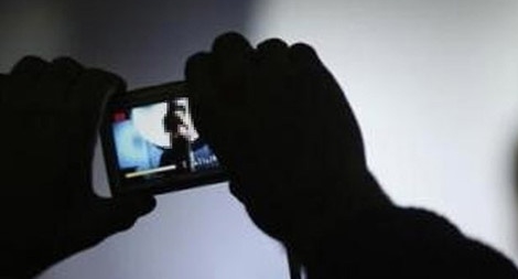 Bị tống tiền vì lộ clip nhạy cảm khi sửa điện thoại