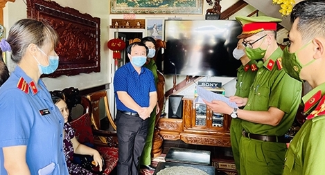 Giả mạo chữ ký hiệu trưởng, gây thiệt hại gần 1 tỷ đồng