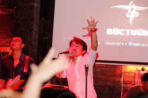 Hàng trăm người nghẹn ngào tưởng nhớ Trần Lập