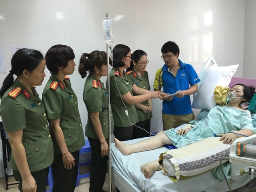 "Thai phụ từ chối điều trị ung thư để cứu con" đã được trao thẻ bảo hiểm y tế