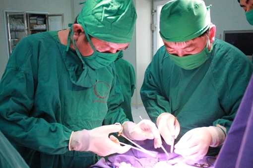 Phẫu thuật cứu sống bé gái 18 ngày tuổi