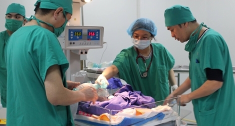 Cứu sống bé sơ sinh lộ nội tạng ra ngoài thành bụng 