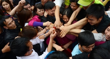 Dẫm đạp để tranh cướp lộc: Méo mó lễ hội, hỗn loạn niềm tin