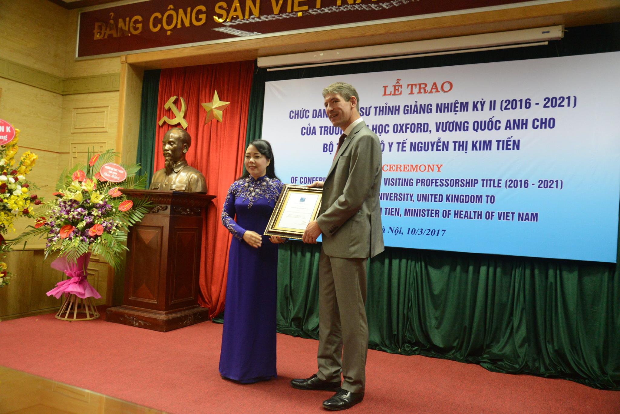 Bộ trưởng Y tế nhận danh hiệu Giáo sư thỉnh giảng tại Đại học Oxford