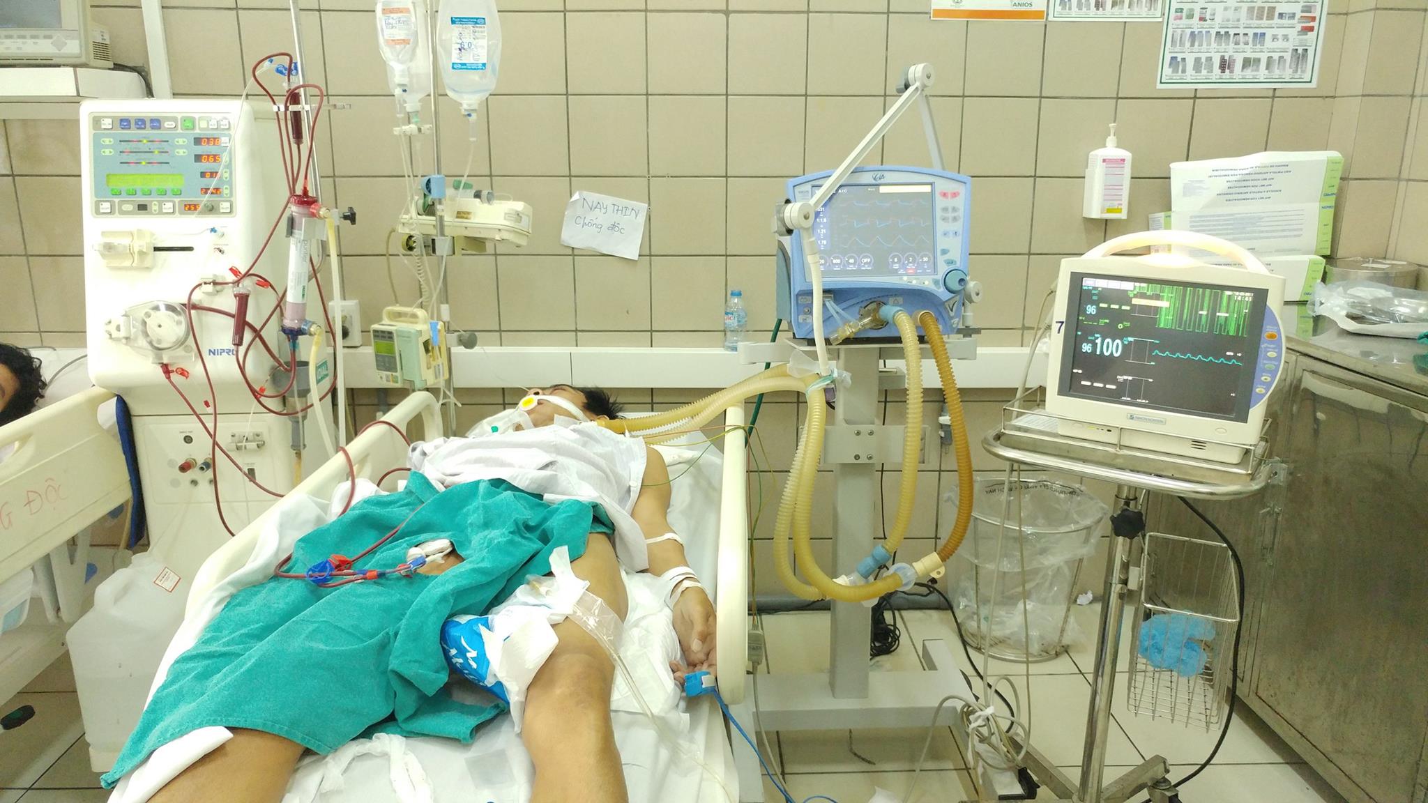 Thêm một người tử vong do ngộ độc rượu có methanol ở Hà Nội