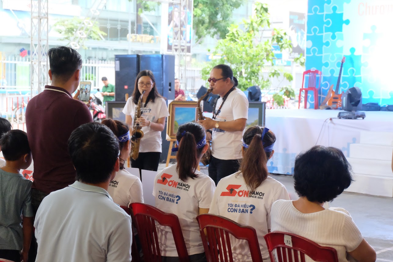 Trần Mạnh Tuấn cùng con gái diễn cùng trẻ tự kỷ