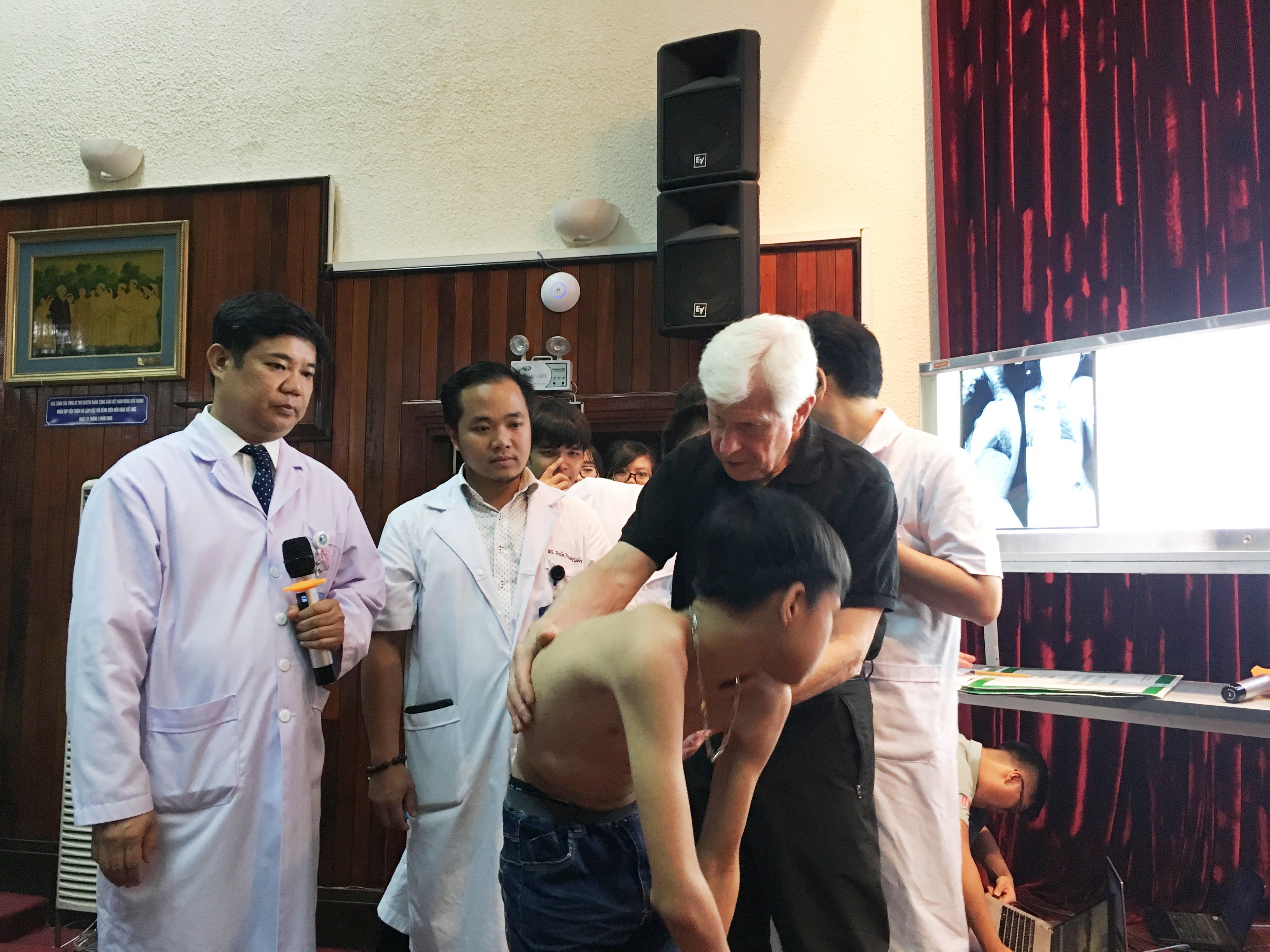 Chuyên gia hàng đầu thế giới về cột sống chuyển giao công nghệ tại BV Việt Đức