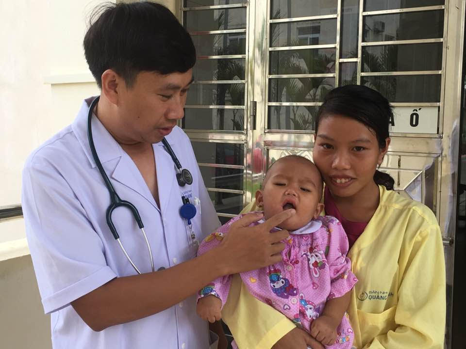 Cứu sống cháu bé bị ho gà biến chứng nặng