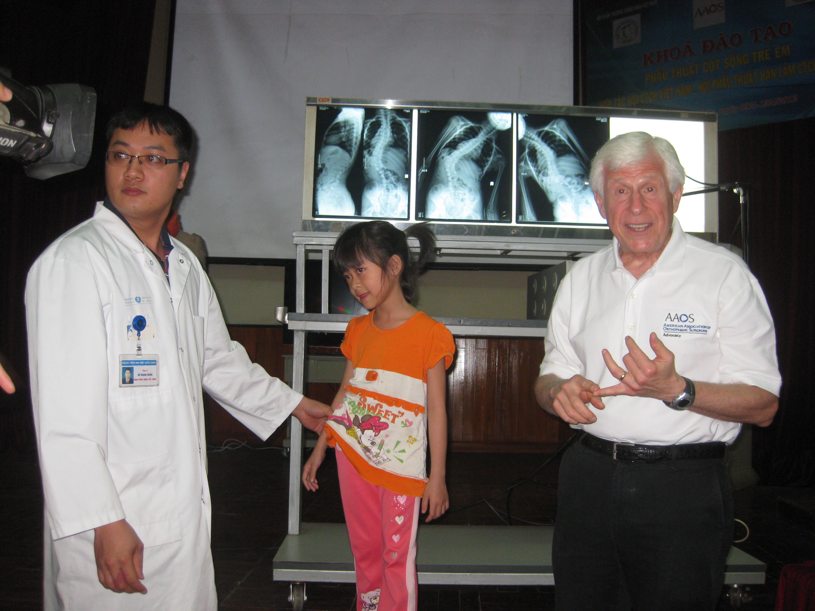 Giáo sư hàng đầu ở Mỹ khám miễn phí bệnh cột sống cho trẻ 