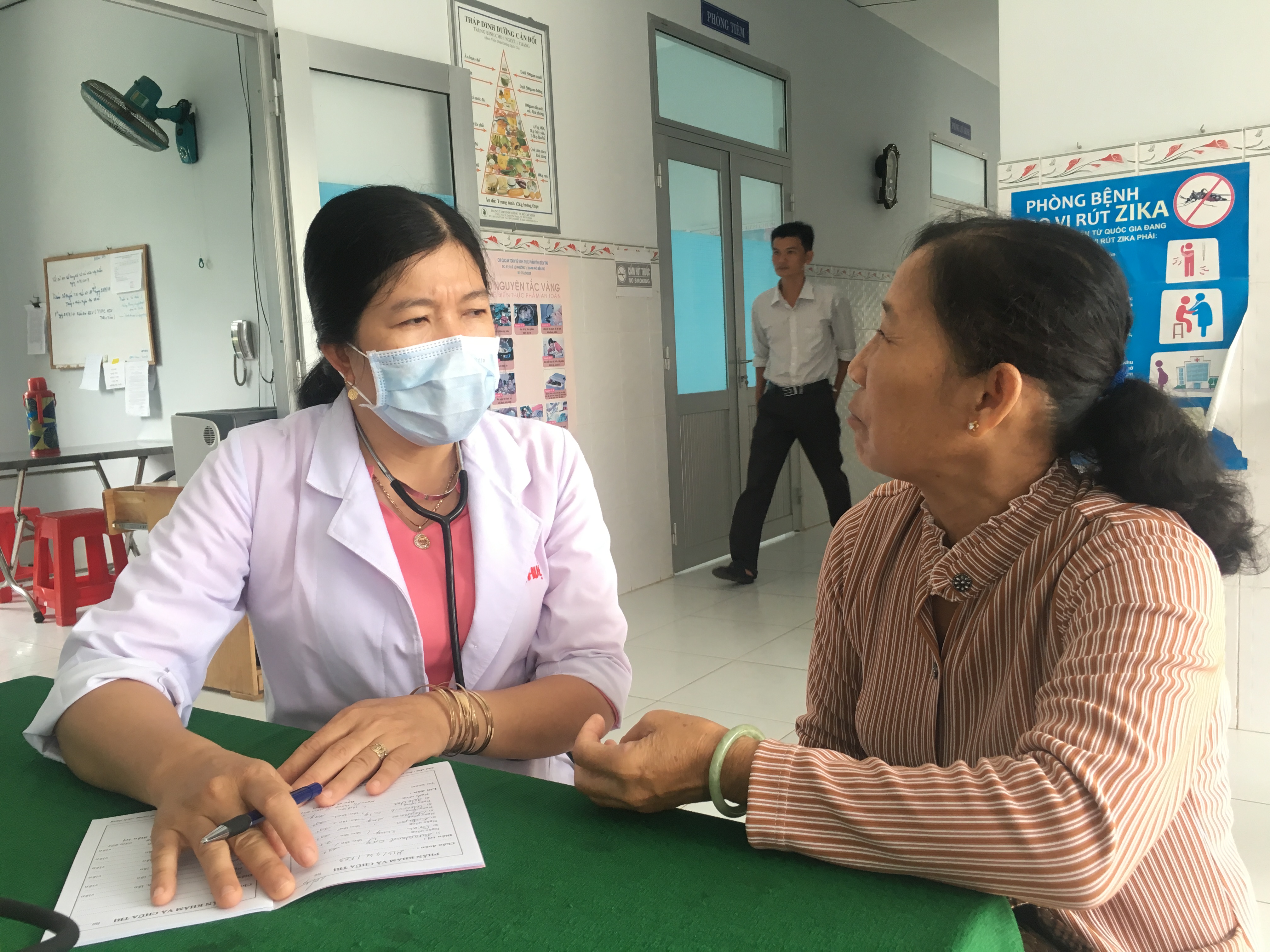 Giảm giá 88 dịch vụ y tế, hạn chế việc khám quá 50 người/ngày/bàn 