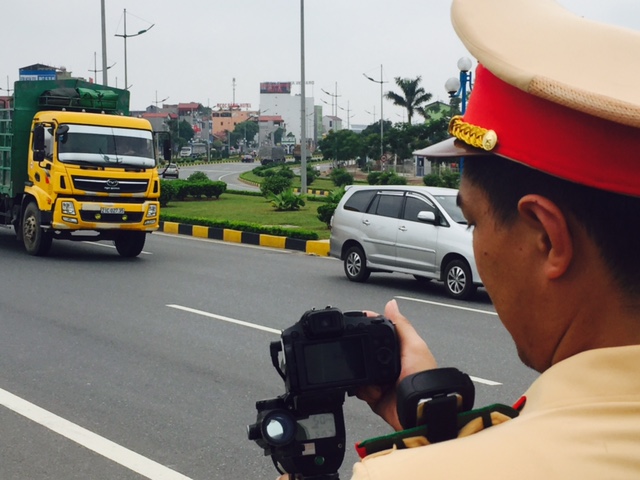 Cảnh sát giao thông tăng cường xử phạt vi phạm tốc độ cửa ngõ thủ đô