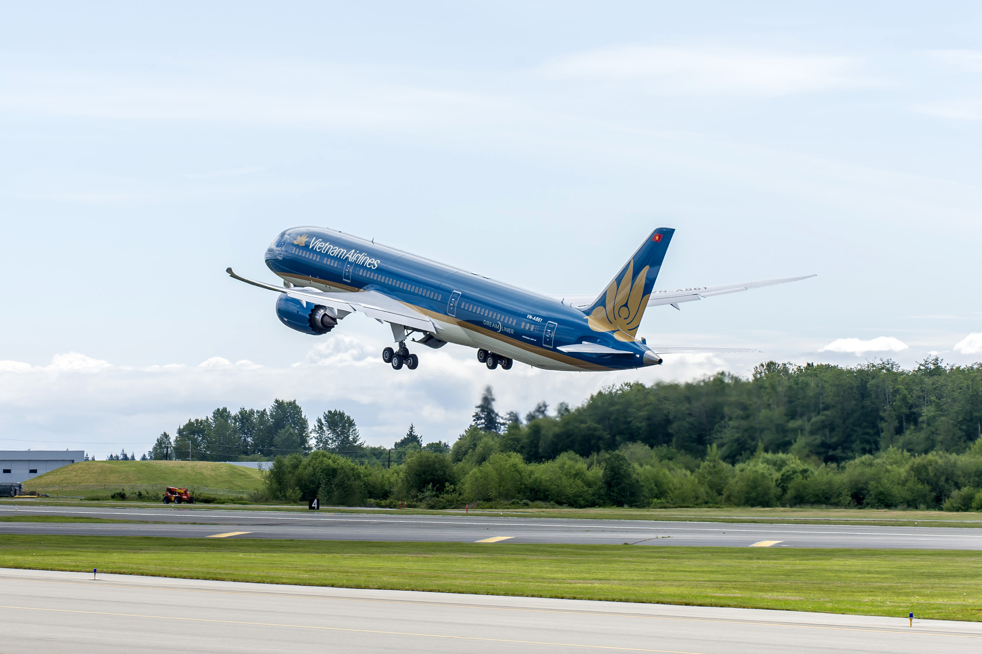 Boeing 787 của Vietnam Airlines bị xô lệch cửa do va chạm