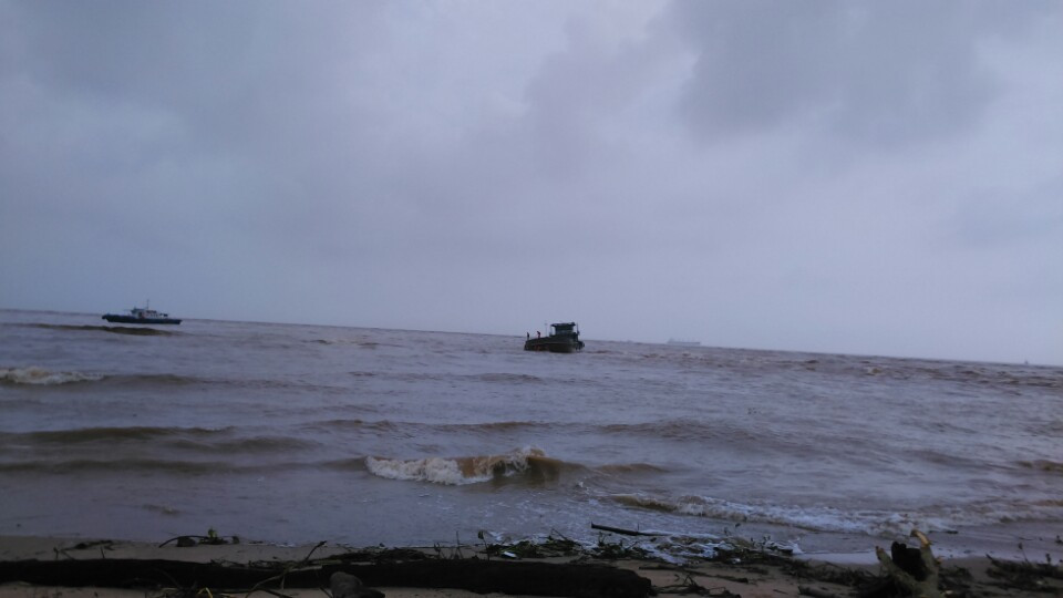 Đang nỗ lực tìm kiếm 5 thuyền viên mất tích