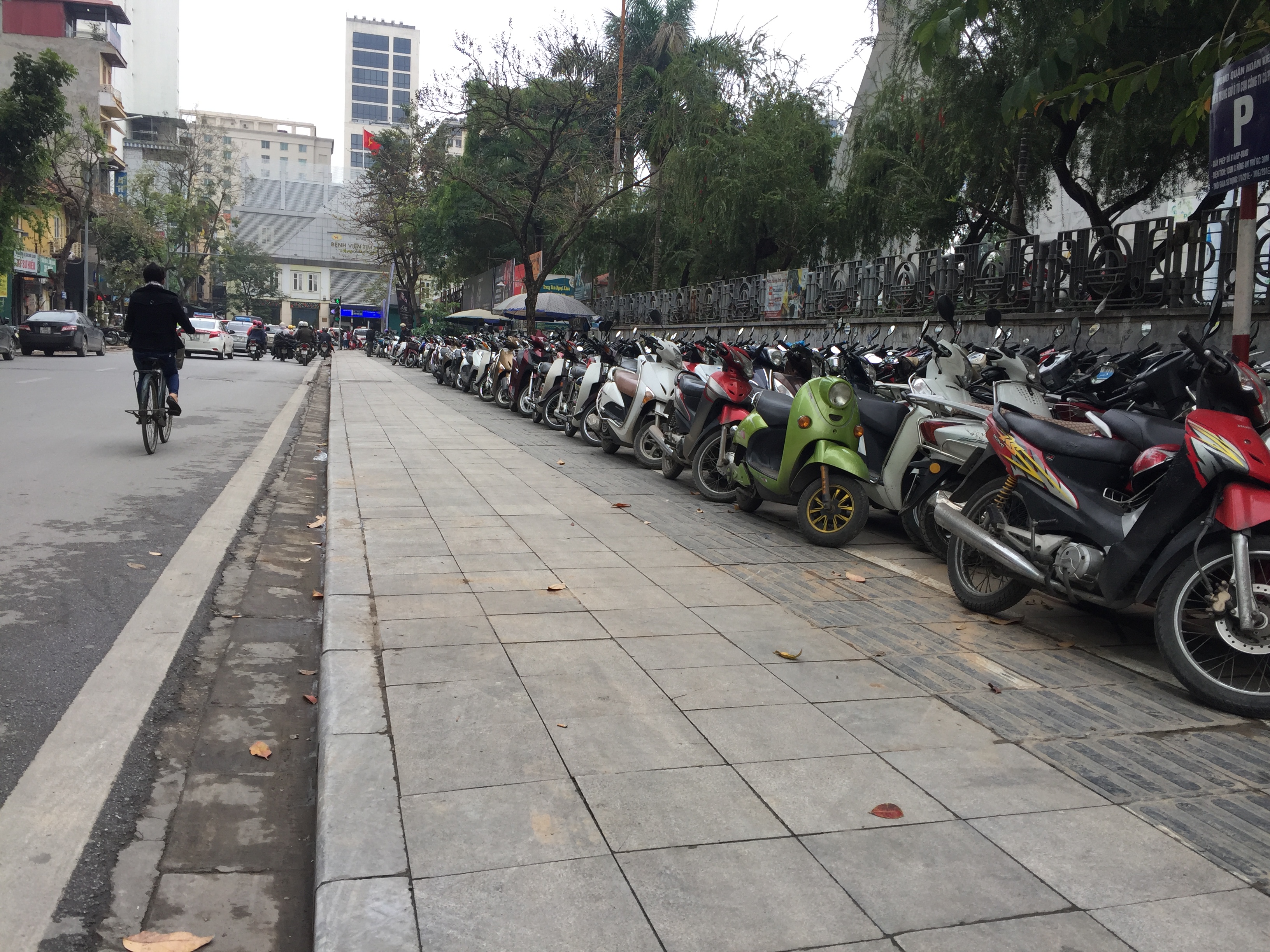 Vỉa hè Hà Nội được "khoác áo mới"