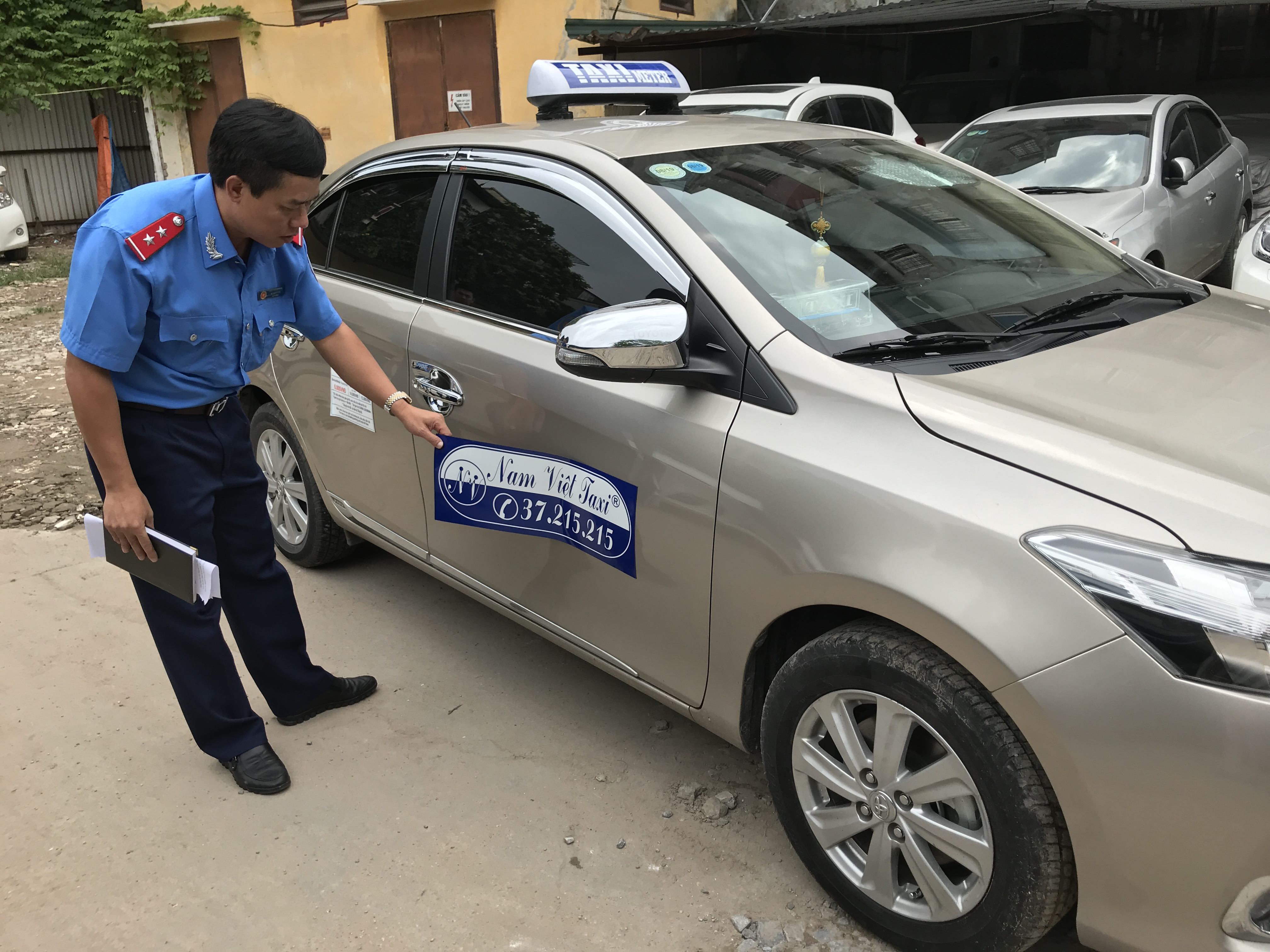 Khách nước ngoài đi từ Nội Bài về Hà Nội bị taxi dởm "vặt" hơn 2 triệu đồng tiền cước