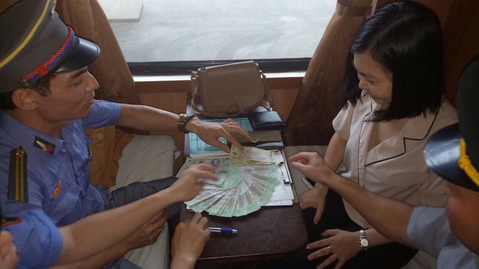 Nhân viên đường sắt trả lại gần 15 triệu đồng khách để quên 