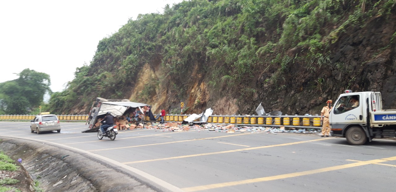 Lái xe tải thoát nạn nhờ hộ lan con lăn trên dốc Cun, Hòa Bình