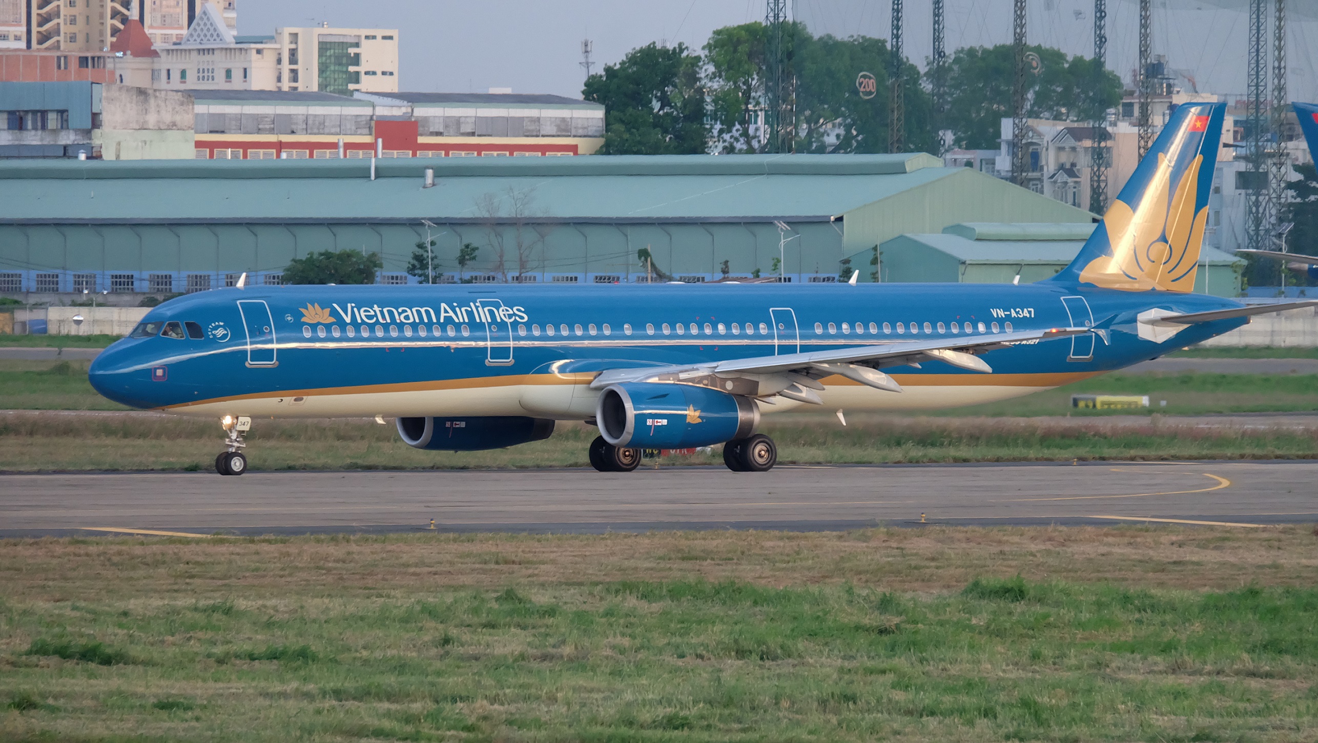Vietnam Airlines điều chỉnh nhiều chuyến bay do ảnh hưởng của bão Mitag