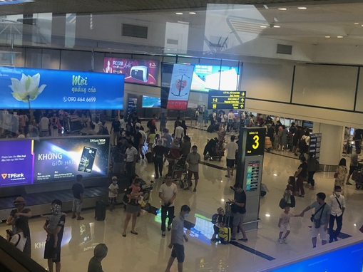 Phát hiện 2 khách từ Trung Quốc dùng giấy tờ giả lên máy bay đi TP Hồ Chí Minh 