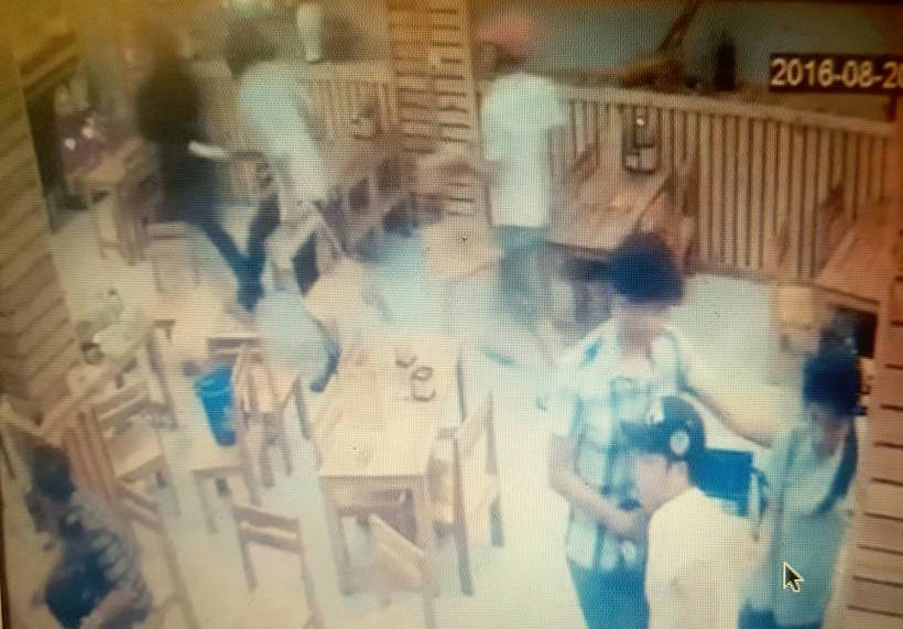 Được khuyên về nhà ngủ, vác mã tấu tới "xới tung" quán nhậu