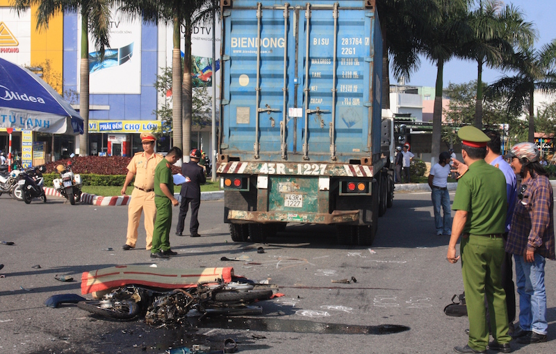 Cụ ông 85 tuổi chết thảm dưới bánh xe đầu kéo