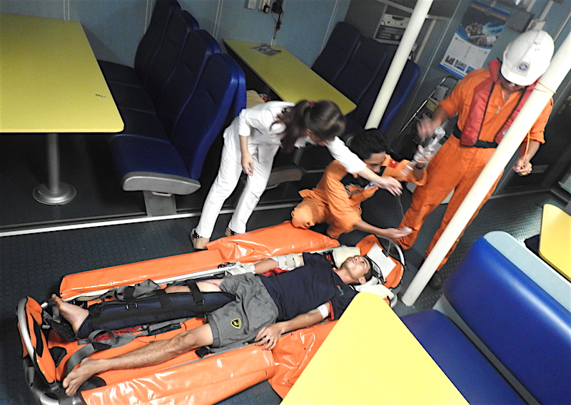 Ngã vào tời lưới, một ngư dân gãy chân và 2 tay