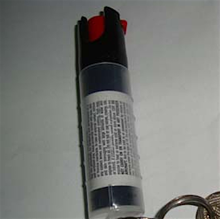 Dùng bình hơi cay xịt vào mặt phụ nữ để cướp tài sản