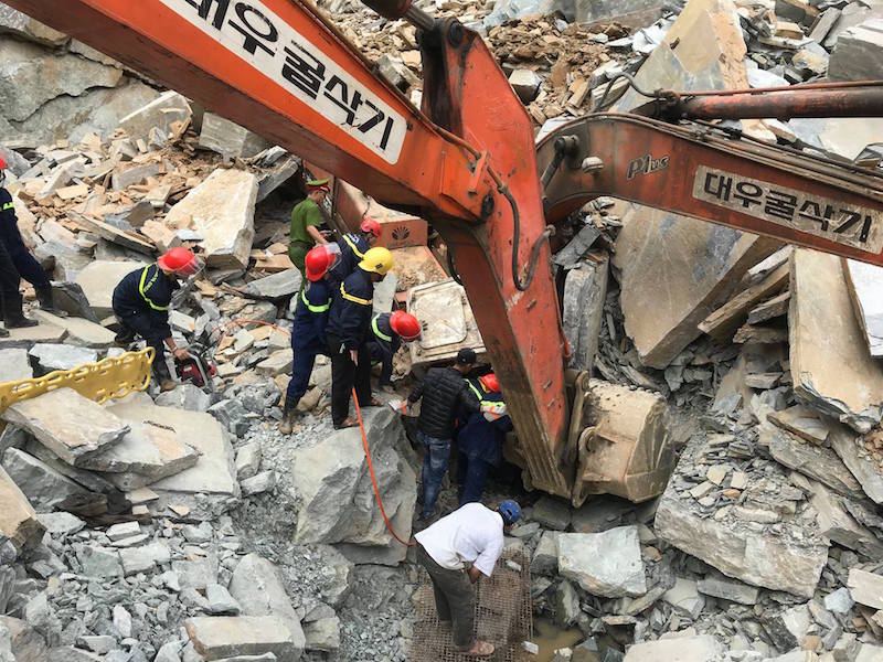 Lái xe máy xúc tử nạn do núi sạt